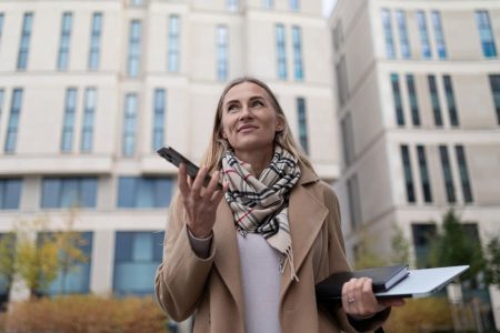 Chica gestionando con su asesor el Modelo 720 por teléfono