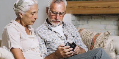 Pensionistas consultando aplicación VIVESS desde el móvil para acreditar su vivienda