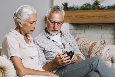 Pensionistas consultando aplicación VIVESS desde el móvil para acreditar su vivienda